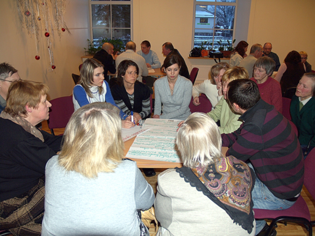 Diskusijā Iecavas kultūras namā 23. janvārī, tika pausti daudzi priekšlikumi dzīves kvalitātes celšanai. Nevalstiskā sektora pārstāvji darba grupās sagatavoja priekšlikumus ceļu, vides un sabiedriskās kārtības uzlabošanai, sociālo pakalpojumu dažādošanai.
Autors: no «Bauskas Dzīves» arhīva