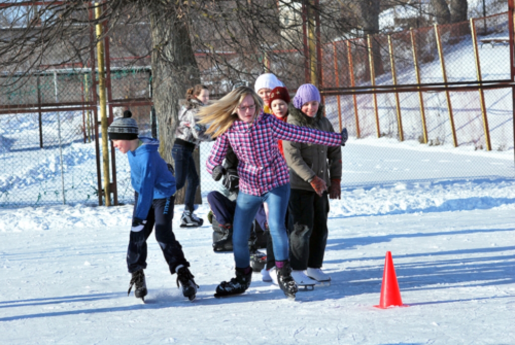 Bauskas pilsētas pamatskolas komanda slidošanas stafetē ieguva zelta medaļu. 
Autors: Uldis Varnevičs