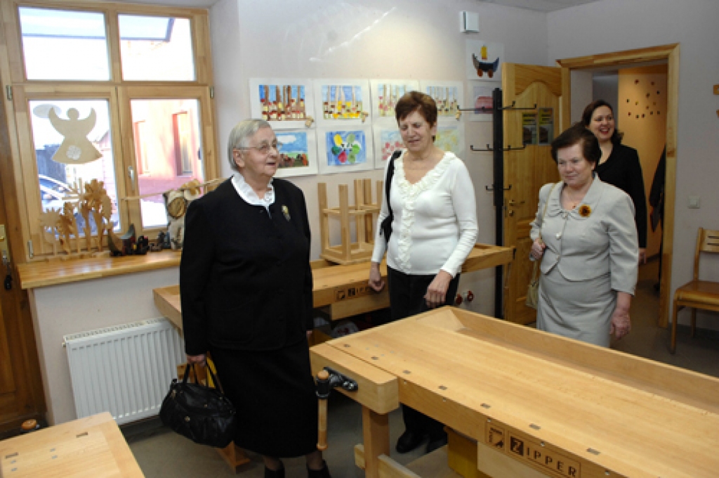 Kādreizējā Bauskas bērnu un jauniešu centra vadītāja Laimdota Sala (no kreisās), bijušās metodiķes Smuidra Hiršfelde un Veronika Ruķere iepazīstas ar galdnieku darbnīcu. To viņām izrāda pašreizējā BJC vadītāja Benita Svareniece. 
Autors: Ivars Bogdanovs