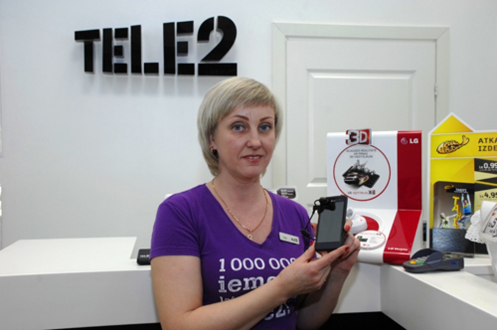 Uzņēmuma „Tele 2” Bauskas veikala klientu apkalpošanas speciāliste Aiga Veršūne vienmēr laipna iepazīstināt pircējus ar jaunākajiem sasniegumiem mobilo sakaru jomā. 
Autors: Ivars Bogdanovs