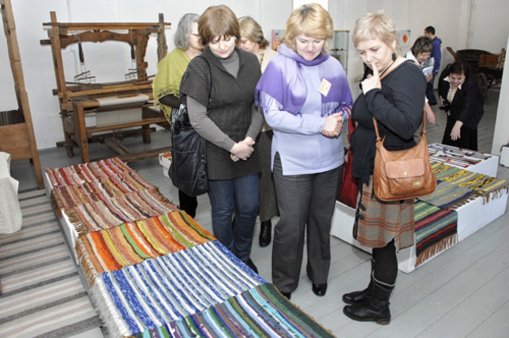 Lietuviešu māksliniece Rusne Feiferiene (no labās) sarunā un Iecavas novada Dartijas sākumskolas pedagoģe Inese Lapkovska vērtē pašu austos lupatu paklājiņus.
Autors: Ivars Bogdanovs