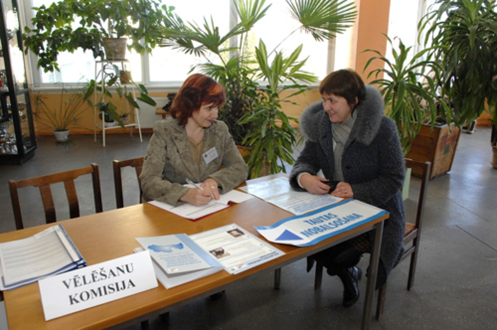 Ceturtdien, 9.februārī, žurnālisti apmeklēja 341.vēlēšanu iecirkni, kurš atrodas Bauskas Valsts ģimnāzijā. Vēlēšanu komisijas locekle Veneranda Vaišvila (no kreisās) stāsta, ka pilsoņi šo iecirkni vēl apmeklējuši nav.
Autors: Ivars Bogdanovs