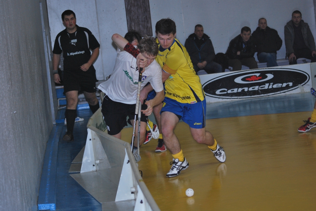 Pēteris Zeltiņš (baltajā tērpā) pie borta cīnās par bumbiņu. 
Autors: Uldis Varnevičs