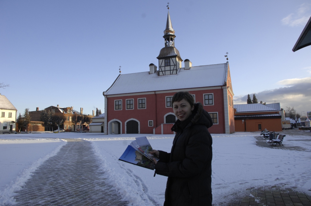 Starptautiskajā tūrisma izstādē gadatirgū «Balttour 2012», kas šīs nedēļas nogalē risināsies Rīgā, tiks apbalvoti labākie nozares speciālisti. Titula «Veiksmīgākais tūrisma informācijas centra (TIC) vadītājs» četru pretendentu vidū arī baušķeniece Inese Turkupole-Zilpure.
Autors: No «Bauskas Dzīves» arhīva.