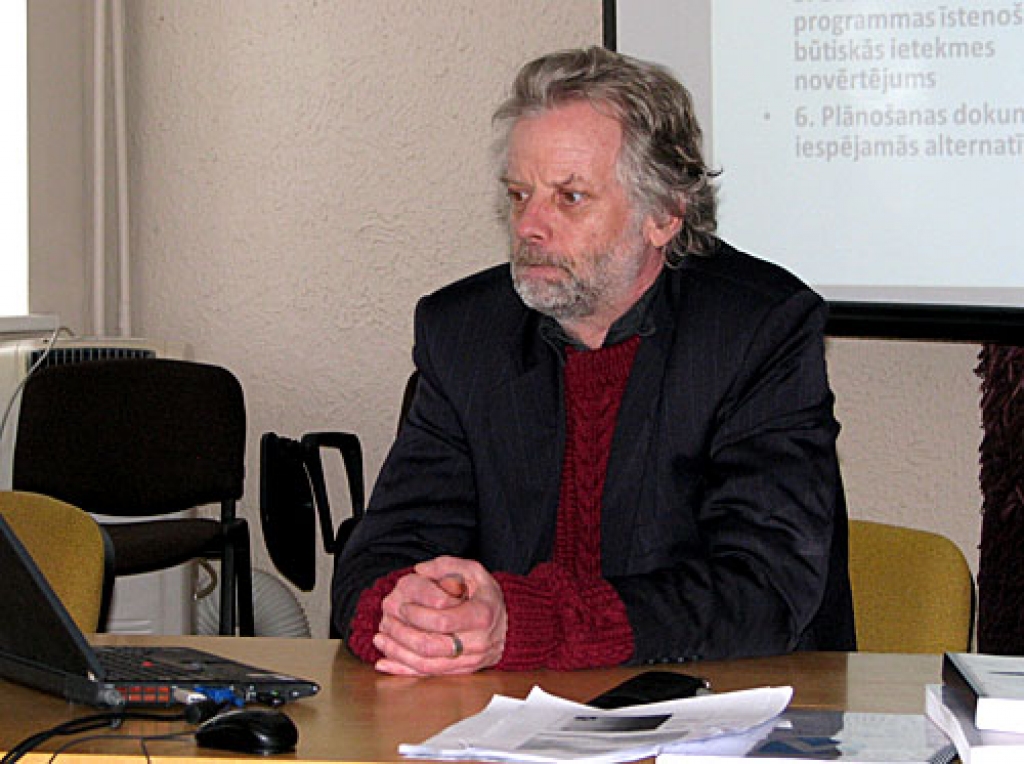 Sagatavoto vides pārskatu Bauskā prezentēja vides eksperts Uldis Kalnietis. 
Autors: Vilnis Auzāns