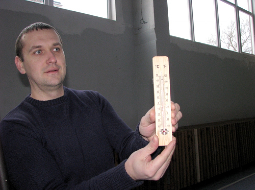 Bauskas 2. vidusskolas sporta pasniedzējs Aleksejs Grigorjevs rāda termometru. 3. februāra rītā ap pulksten deviņiem sporta zālē gaisa temperatūra bija seši grādi. 
Autors: Vilnis Auzāns