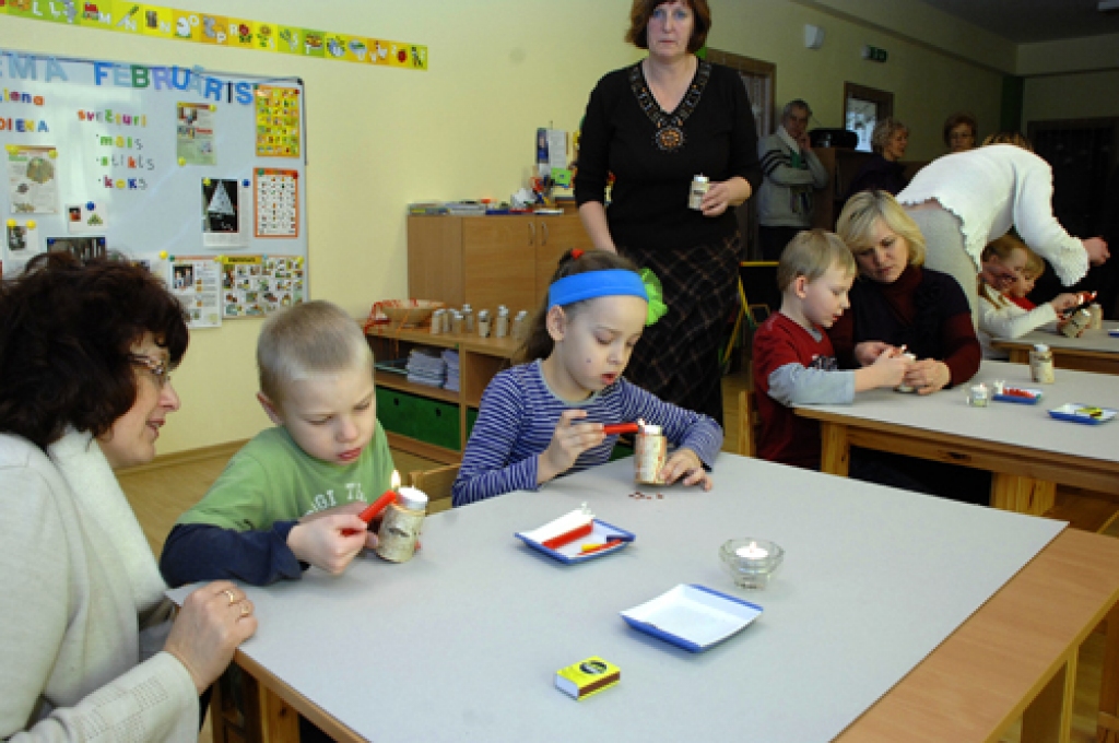 Kaut arī stiprā sala dēļ bērni varētu nenākt uz bērnudārzu, «Mārpuķītē» 2. februārī uz Sveču dienas svinēšanu bija ieradušies gandrīz visi audzēkņi. 
Autors: Ivars Bogdanovs