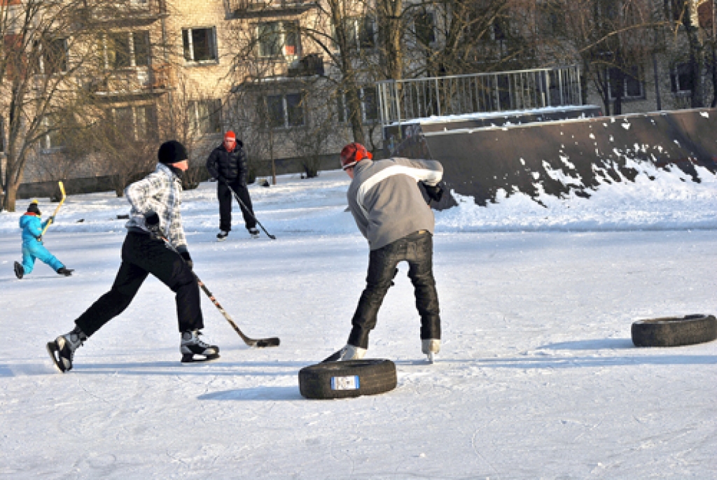 Bauskas skeitparka teritorijā tagad katru dienu pulcējas hokejisti un slidotgribētāji. 
Autors: Uldis Varnevičs