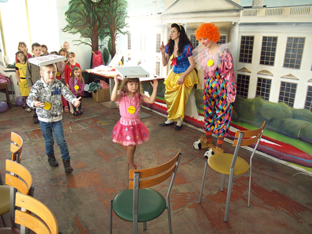 Jubilāre Rainelda Blumberga sacenšas ar ciemiņiem jautrās stafetēs, ko sarīkojušas Sniegbaltīte Inga un klauns Poga – Ingas māsa Anna.
Autors: Antra Ērgle