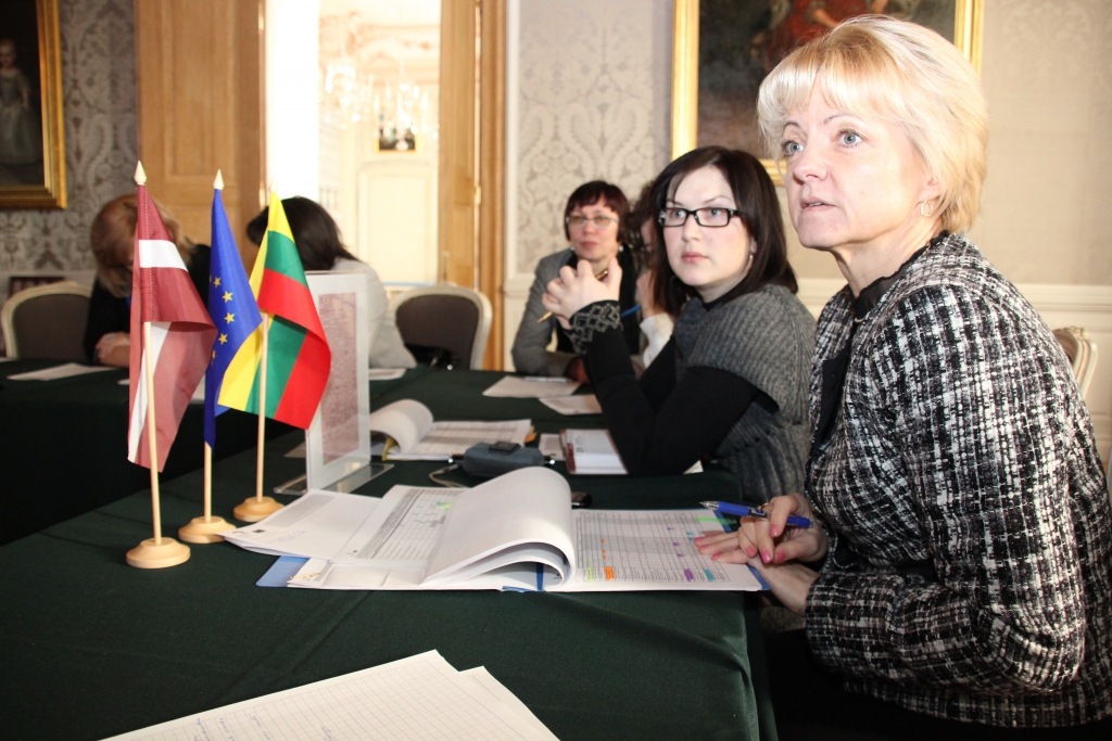 Priekšplānā Daiva Rutkevičiene (Pakrojas rajona pašvaldības sociālā dienesta vadītāja) un Lina Mikolaityte (Pakrojas rajona pašvaldība).