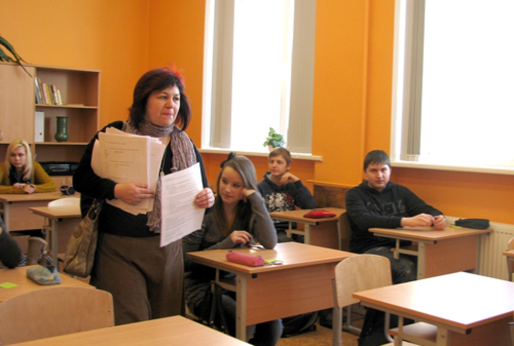 Skolotāja Dina Ālmane 8. klašu audzēkņiem sniedz pēdējos padomus pirms olimpiādes darba sākšanas. 
Autors: Vilnis Auzāns