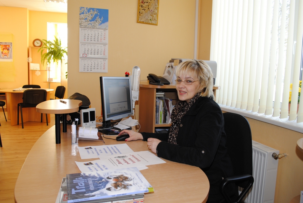 Gita Skadiņa, Kurmenes bibliotēkas vadītāja, pašlaik apstrādā krājumu, lai šogad varētu ieviest lasītāju apkalpošanas elektronisko sistēmu. 
Autors: Juris Iļņickis