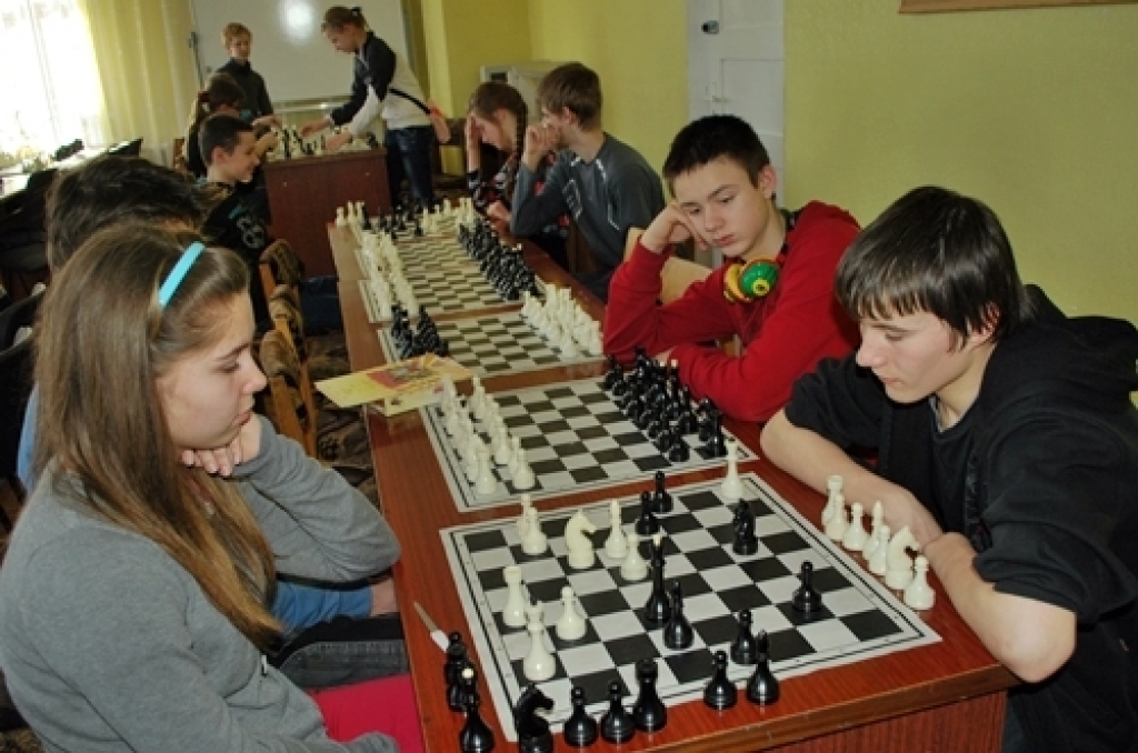 Vairāk nekā 20 dalībnieku pulcējās Bauskas šaha un dambretes kluba telpās, kur notika sacensības šahā 6. - 9. klašu un vidusskolas vecuma skolēniem.

Vidusskolu grupā uz sacīkstēm ieradās tikai Bauskas 2. vidusskolas komanda, kurā spēlēja...
Autors: Uldis Varnevičs
