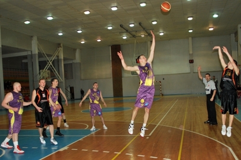 Latvijas Basketbola līgas 3. divīzijas izslēgšanas spēles nepatīkami sākušās «Kvēle/sporta centrs «Mēmele»» basketbola komandai – mājas spēlē 22. martā piedzīvots zaudējums pret «Saulkrastu» basketbolistiem, rezultāts – 67:77.

Pēc spēles...
Autors: Uldis Varnevičs