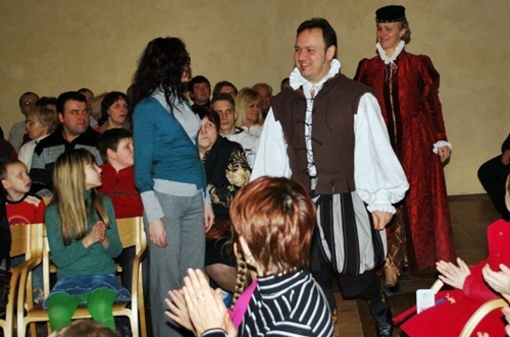 17. martā Bauskas pils muzejā maģijas meistari Pecolli apmeklētājus iepazīstināja ar burvju mākslas aizsākumu. 
Enriko un Dace Pecolli ir profesionāli iluzionisti, kuri ir uzstājušies ASV, Japānā, Apvienotajos Arābu Emirātos, Turcijā,...
Autors: Uldis Varnevičs