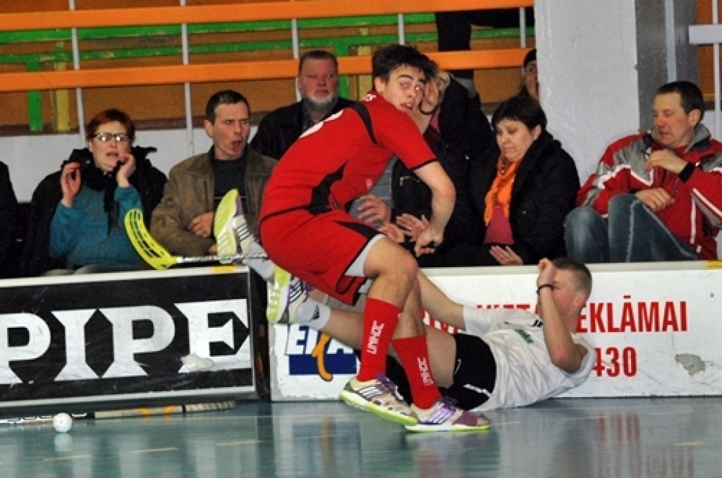 Viskuplāk apmeklētās sporta spēles mūsu novadā ir beigušās – florbola klubs «Bauska» ceturtdaļfinālā četru spēļu sērijā piedzīvoja zaudējumu ar 1:3.

Sporta namā «Mēmele» pagājušajā nedēļas nogalē vērot FK «Bauska» un «Lielvārdes» komandu...
Autors: Uldis Varnevičs