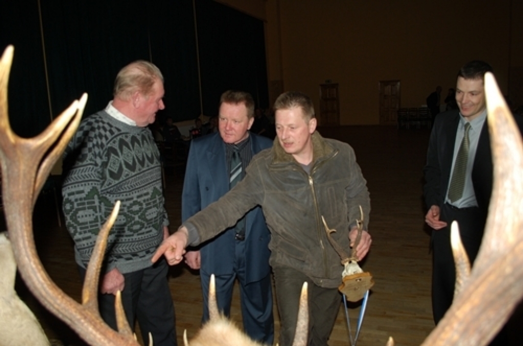 Trofeju skate, atrakcijas, dejas un dažādas izklaides medniekus un citus interesentus 9. marta vakarā pulcināja Kurmenes tautas namā.

Kurmenes mednieku kolektīva aicinājumam ierasties uz pasākumu atsaucās ap simt interesentu. Sarīkojumu...
Autors: Uldis Varnevičs