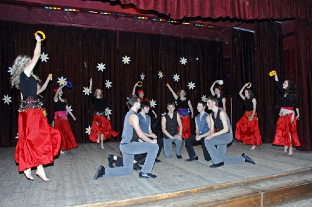 Pilsrundāles vidusskolā 9. martā notika vecāku mācības un neparasts koncerts. 
No rīta reizē ar bērniem skolā ieradušies, vecāki devās uz ķīmijas kabinetu, kur par jūtu un saskarsmes ķīmiju viņiem stāstīja Kaspars Bikše, psiholoģijas un...
Autors: Ivars Bogdanovs