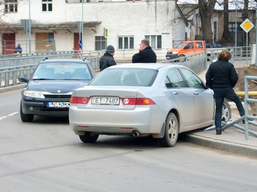 «Honda Accord» vadītājs nenovaldīja auto un ietriecās barjerās, tās bojājot. 
