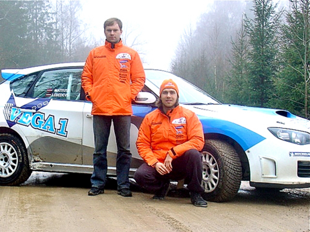 Pēteris Dzirkals (no kreisās) un Andis Neikšāns pie testa «Subaru» mašīnas.