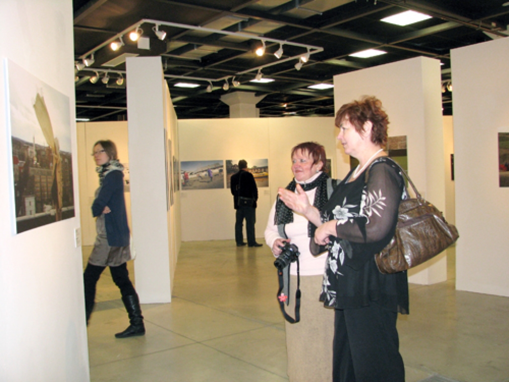 Mairita Cera (no labās) un Ināra Vilciņa aplūko daugavpilietes Veronikas Lokotko darbu.