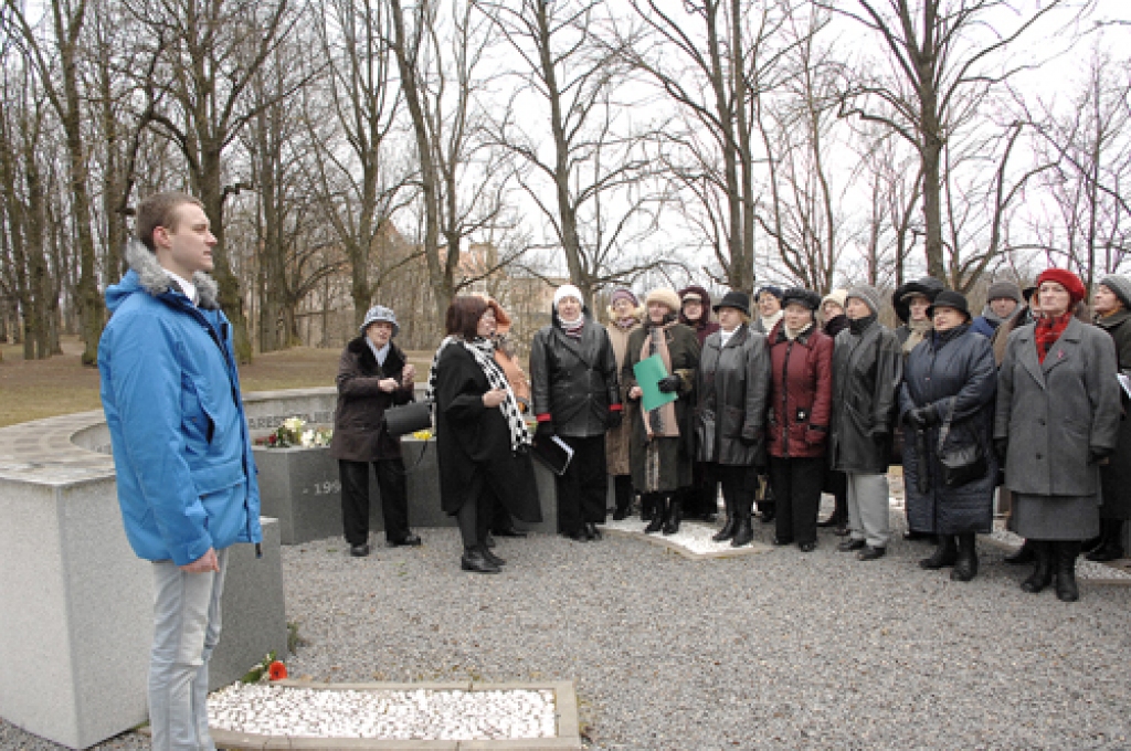 Klātesošie vienojās, dziedot Latvijas himnu, un Sibīrijā palikušos godināja ar klusuma brīdi. 