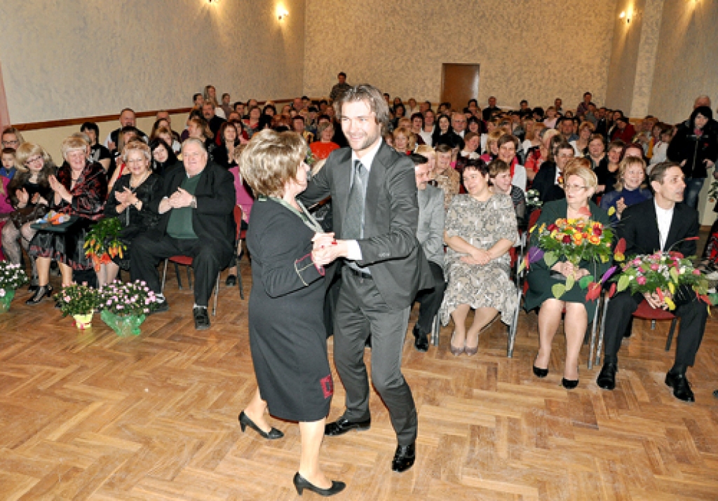 AtJaunotais tautas nams jāiedejo. Dejā griežas Skaistkalnes tautas nama vadītāja Līga Baļčūne un Dailes teātra aktieris Gundars Silakaktiņš.