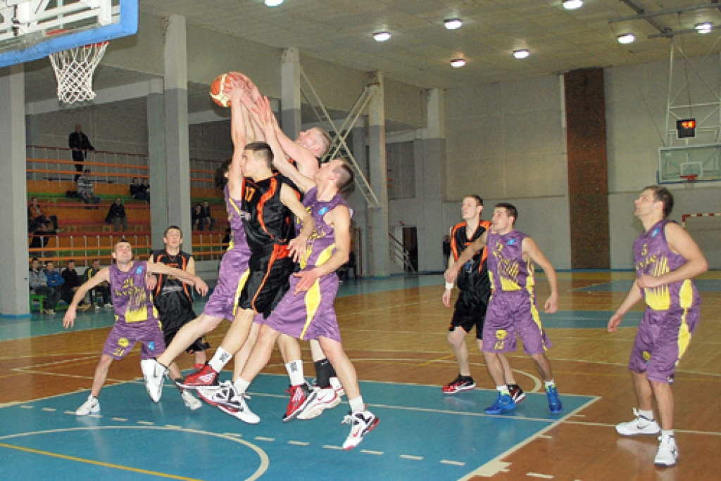 Cīņa par bumbu laukumā bija sīva. 