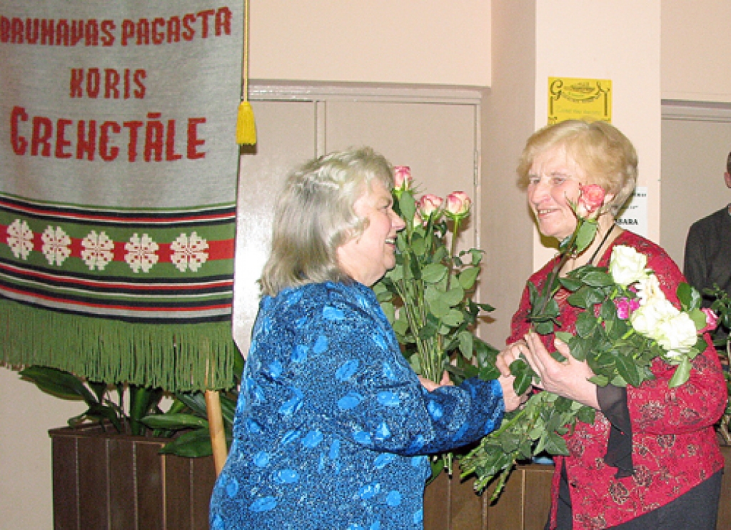 Sarmīte Vaivare (no kreisās) bija kora vadītāja 16 gadus. Jubilejā viņa sveic ilggadējāko dziedātāju Anastasiju Bolši. 