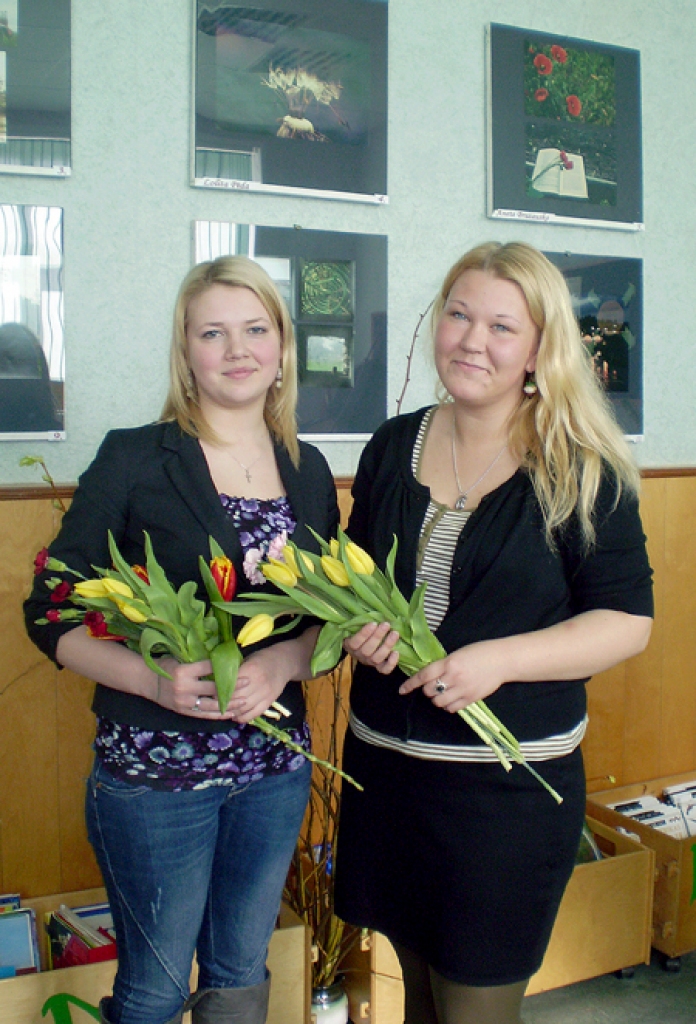 Izstādes autores 12.a klases skolnieces Lolita Pēda (no kreisās) un Anete Brazauska. 