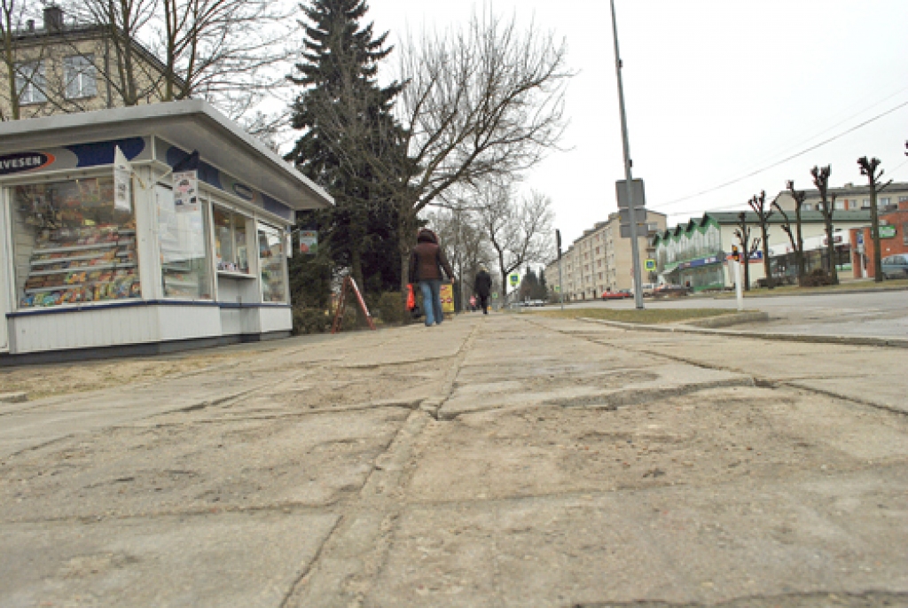 Ejot pa ietvi no 2. vidusskolas līdz Slimnīcas ielas krustojumam, jābūt ļoti uzmanīgam. 