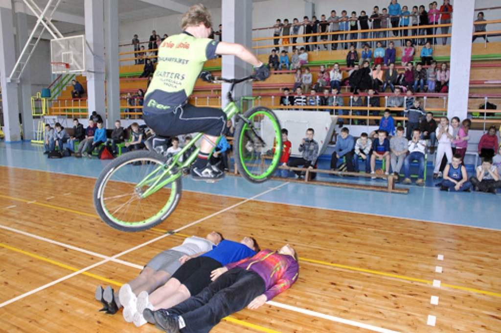 Bauskas sākumskolā organizētās veselīgās dienas noslēguma pasākumā velotriālists Jānis Lācis veica galvu reibinošu triku, pārlecot pār trim gulošām skolotājām. 