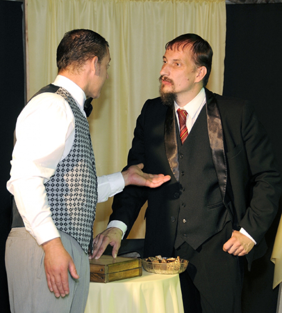 Uģis Donerblics (no labās), Bauskas Tautas teātra iestudējumā «Divkauja», teātra festivālā 2010. gadā Balvos. 