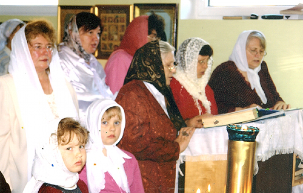 Dievkalpojumi notiek baznīcas cokolstāvā. 