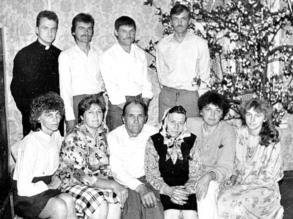 Mediņu ģimene 1993. gadā. Centrā vecāki – Irēna un Jānis. Otrajā rindā no kreisās – dēli Andrejs, Mārtiņš, Jānis, Pēteris, sēž meitas Monika, Velta, Aina, Ināra. 