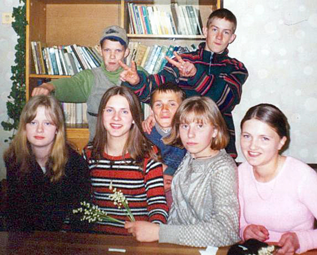 Misas vidusskolas 8. klases skolniece Linda Šarķe otrā no labās.