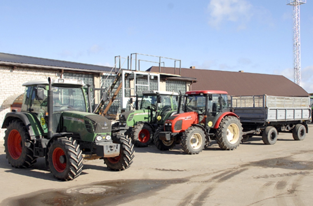 SIA «UZVARA-LAUKS» lielākoties izmanto Vācijā ražotu tehniku – «Fendt» markas traktorus (300 zirgspēki) un «John Deere» un «Claas» kombainus. Smagos darbus paveic kāpurķēžu traktors «Challenger» (600 zirgsp.), bet vieglākus – mazās sērijas «Zetor» (līdz 100 zirgsp.). 