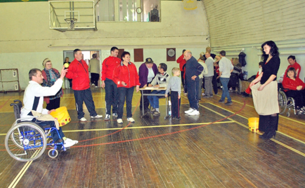 Aivars Meķeļica-Makušs «ķengursomas» disciplīnā. Viņa mestā bumbiņa jānoķer sievai Evijai.