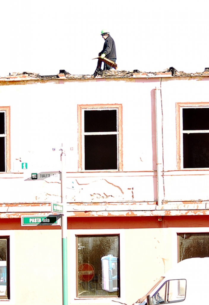 Pagājušajā nedēļā strādnieki sāka jaukt uguns nopostītās Pasta ielas 11. mājas kores.