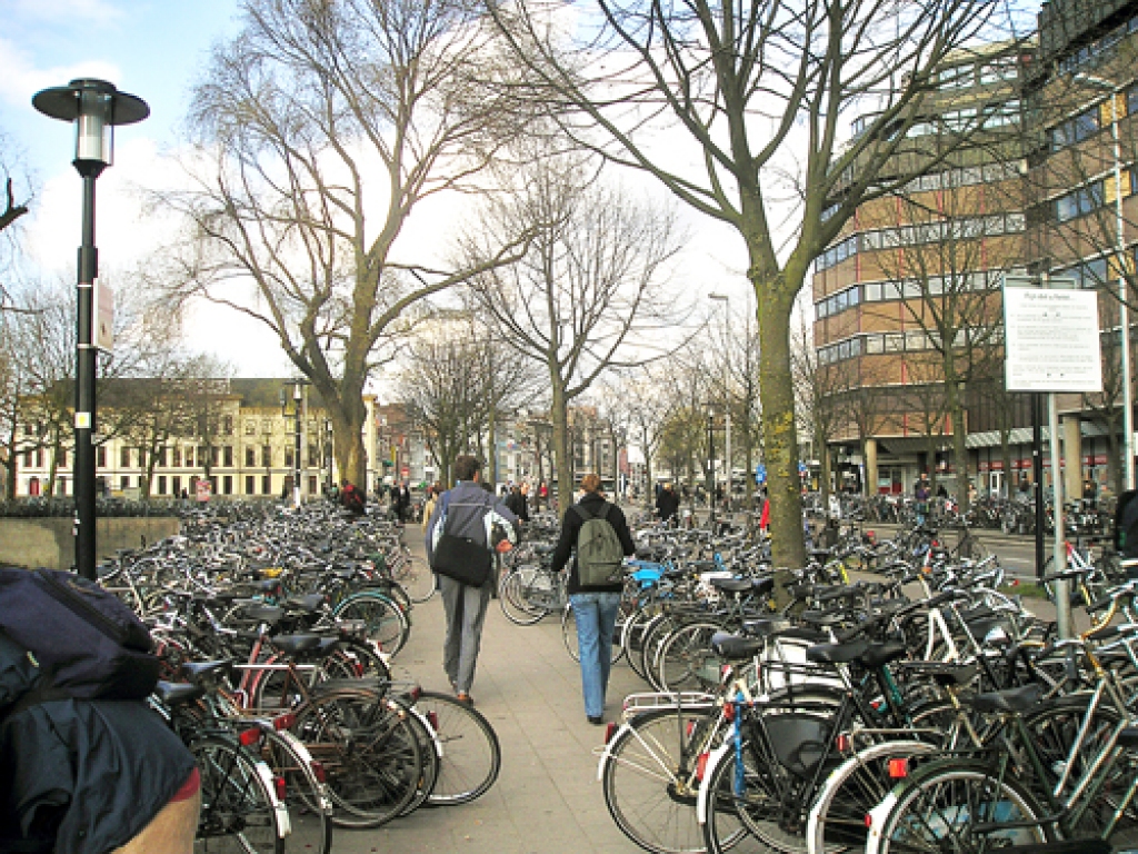 Utrehtā velosipēdu plūsma ir tikpat bieza kā Rīgā automašīnu straume.