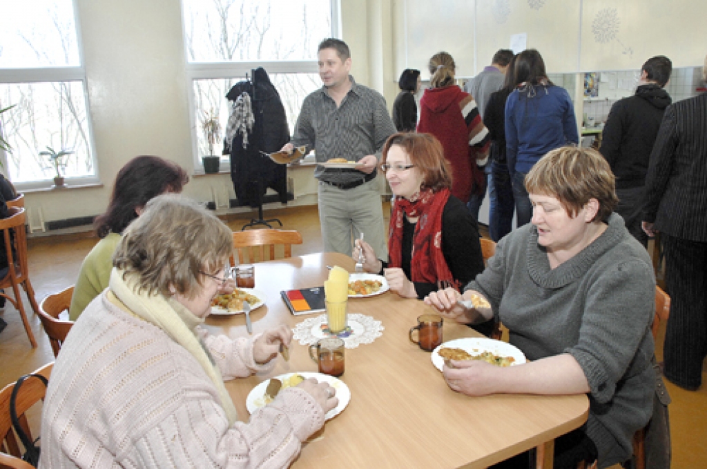 Mammas Raimonda Dičpetere (no kreisās), Anita Maldute un Vita Reinfelde Pilsrundāles vidusskolas ēdnīcā pusdienu starpbrīdī. Viņas vērtē, ka ēdiens ir garšīgs un labs.