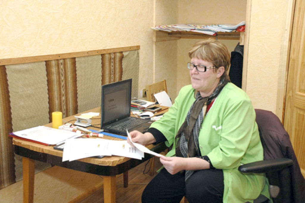 Tija Lauciņa, sociālā aprūpētāja, uztur saikni ar pansionāta iemītnieku radiniekiem.