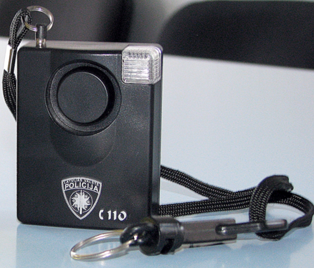 Aparātu var ievietot kabatā, bet aukliņu piestiprināt pie somiņas. Kad zaglis somiņu raus, atskanēs spalgs signāls, kurš, iespējams, nobiedēs uzbrucēju un pievērsīs apkārtējo uzmanību.