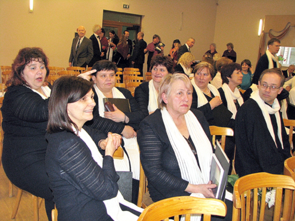 Codes pagasta jauktā kora «Mēmele» dziedātāji.