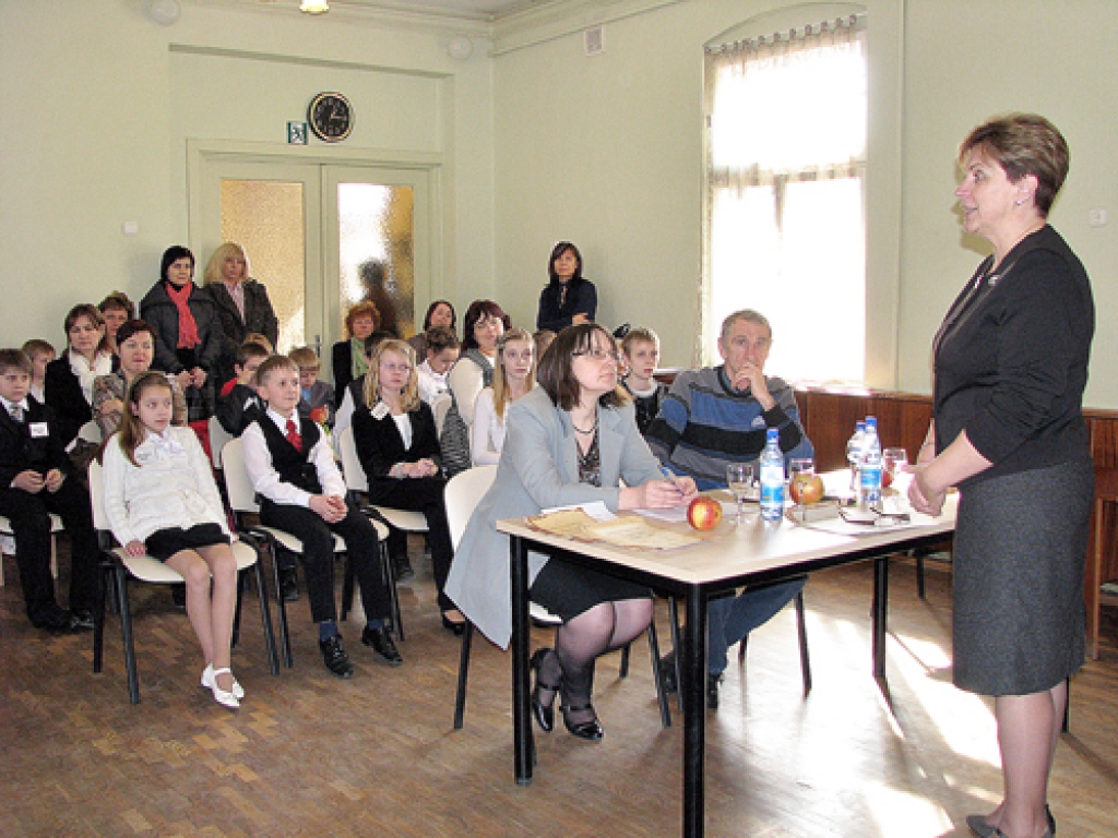 Dace Jurka (no labās), žūrijas locekle un vispārējās izglītības satura centra vecākā referente, uzrunā konkursa dalībniekus.