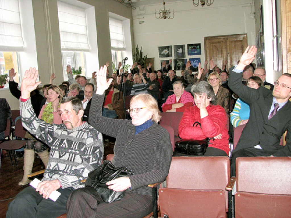 Vairums sanākušo sestdien, 10. martā, sapulcē Bauskas kultūras centrā nobalsoja par sabiedriskas organizācijas izveidi. Tās uzdevums būs iestāties pret ārvalstu, īpaši dāņu, uzņēmēju ienākšanu Latvijas cūkkopības biznesā.