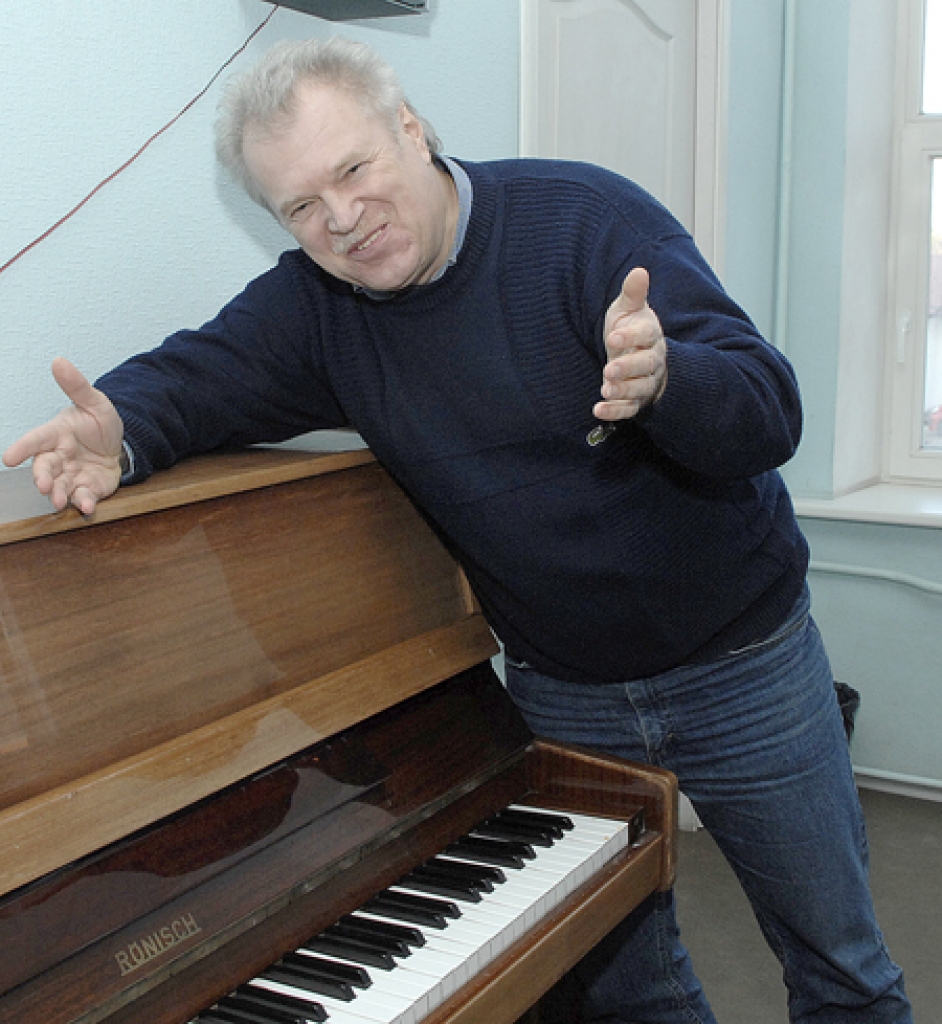 Kora «Dzīle» vadītājs Jānis Āboliņš atklāj, ka spēlēt klavieres ir jāprot katram diriģentam. Labi, ja pārvalda arī vijoļspēli, taču to gan jubilārs neprotot.