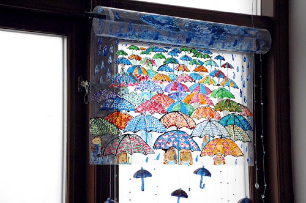 Pavasara lietutiņa gaidas Bauskas muzeja logā.