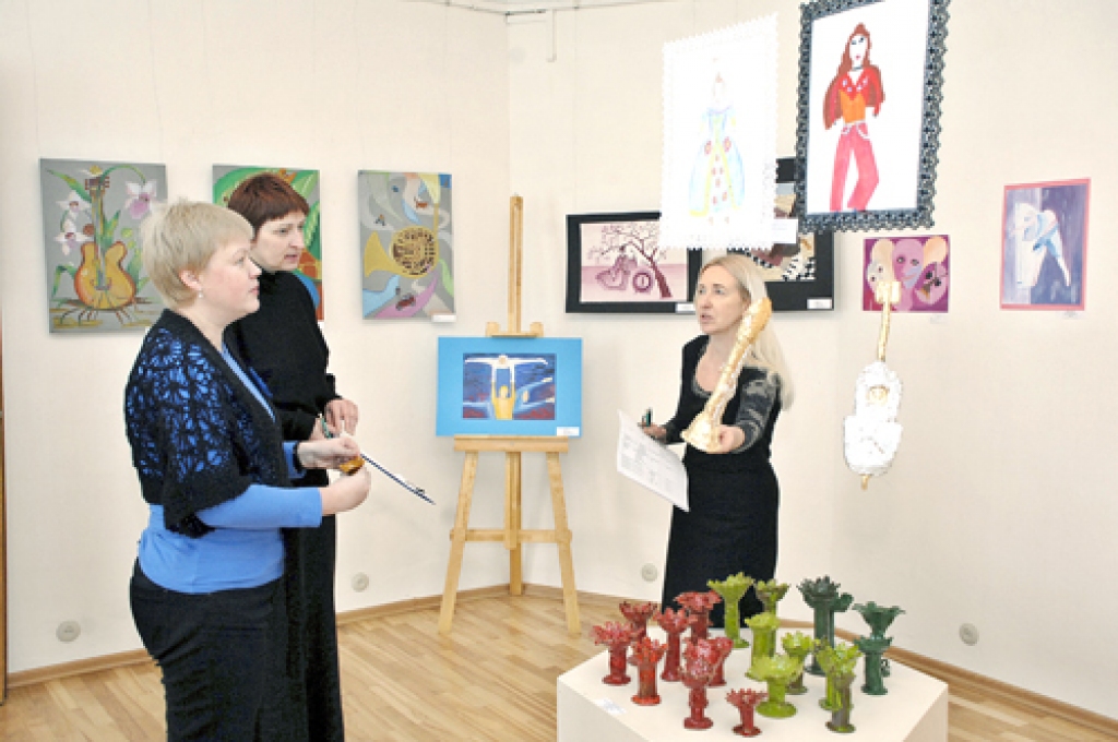 Ilze Krieviņa (no kreisās), Indra Liepa un Mārīte Šulce muzejā vērtē bērnu un jauniešu vizuāli plastiskās mākslas izstādes «Toņi un pustoņi» darbus. 
