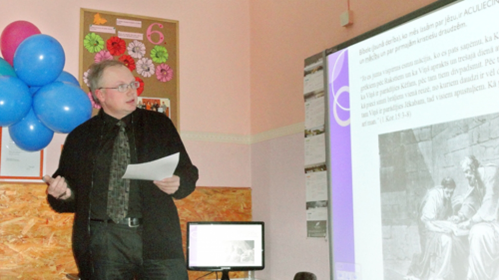 Rolands Radziņš, Iecavas evaņģēliski luteriskās baznīcas mācītājs, Dzimtmisas pamatskolā dalījās savās pārdomās par gavēni.